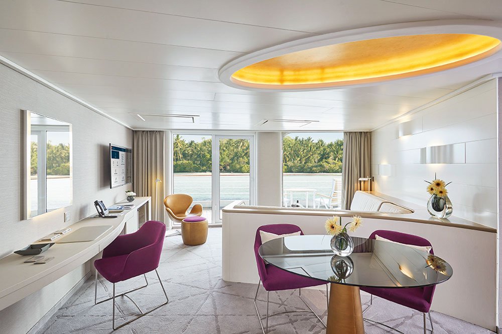 Hapag-Lloyd-HANSEATIC-inspiration-Grand-Suite-Wohnbereich