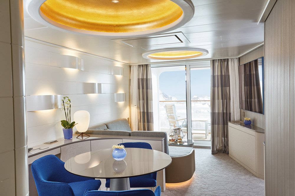 Hapag-Lloyd-HANSEATIC-inspiration-Junior-Suite-Wohnzimmer