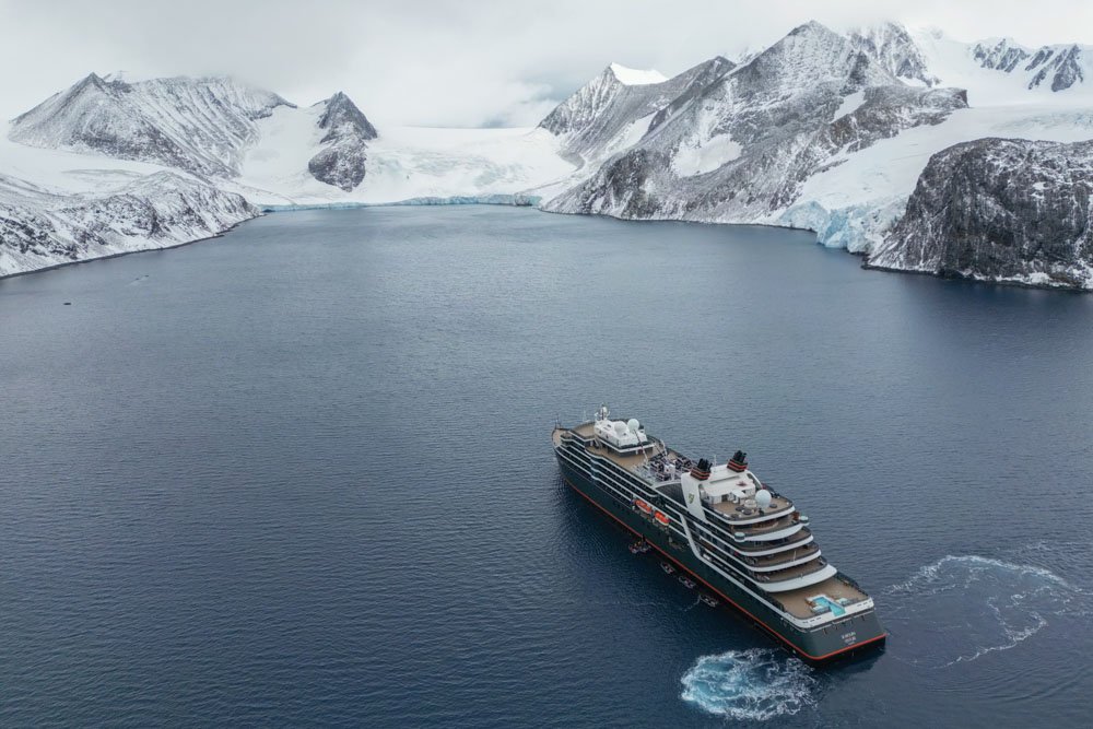 Seabourn-Expeditionsschiff-in-der-Antarktis