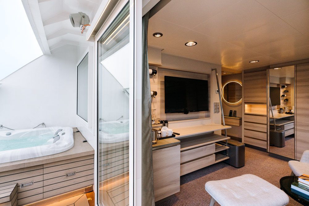 Expedition-Corner-Suite-mit-Balkon-MS-Roald-Amundsen-von-Hurtigruten-Clara-Tuma