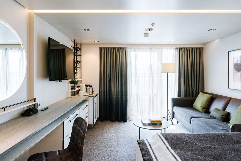 Expedition-Suite-mit-Balkon-MS-Roald-Amundsen-von-Hurtigruten-Clara-Tuma