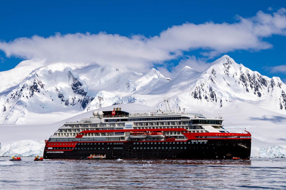 MS-Roald-Amundsen-in-der-Antarktis-von-Espen-Mills