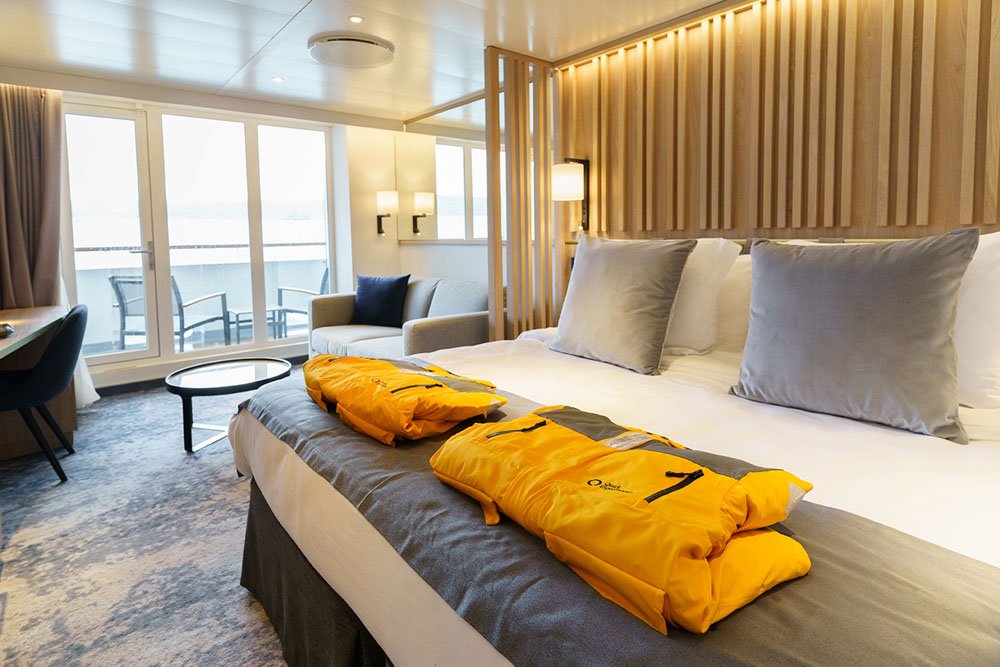 Quark-Expeditions-Ultramarine-Balkon-Suite-Doppelbett-2