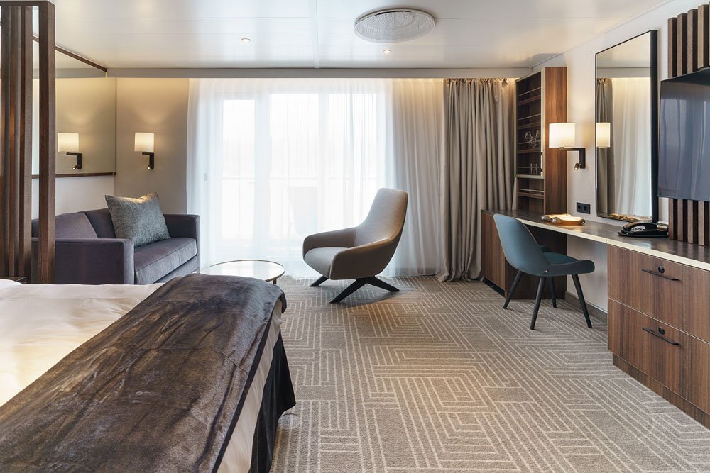 Quark-Expeditions-Ultramarine-Delux-Balkon-Suite-Doppelbett