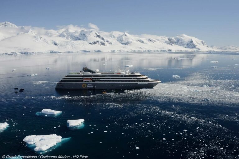 Schiff World Explorer von Quark Expeditions in der Antarktis © Guillaume Marion