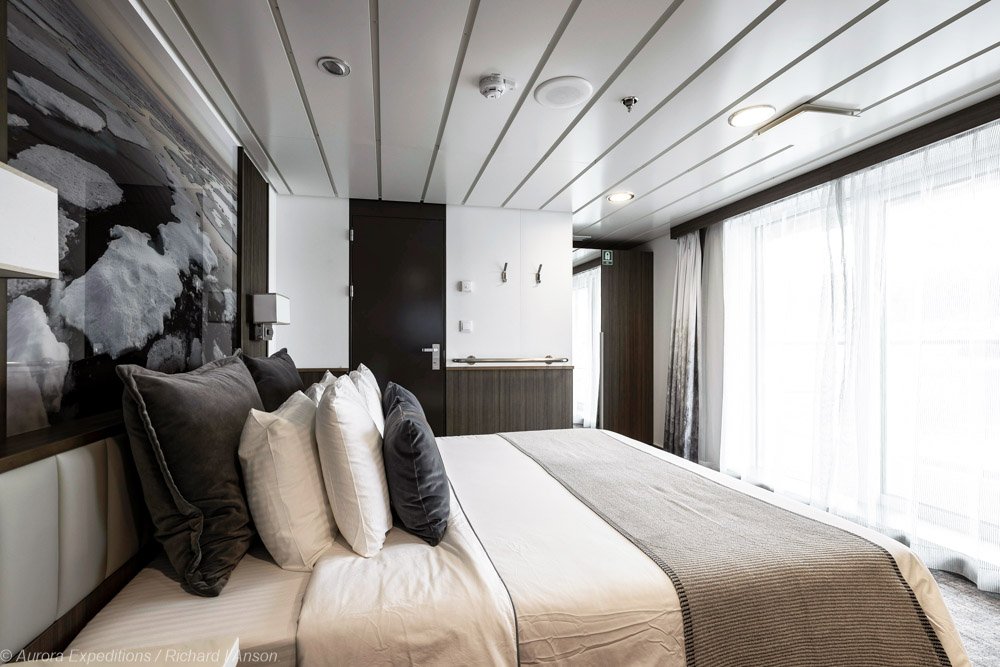 Balkon-Kabine-Superior-auf-der-Sylvia-Earle-Aurora-Expeditions-Richard-I-Anson