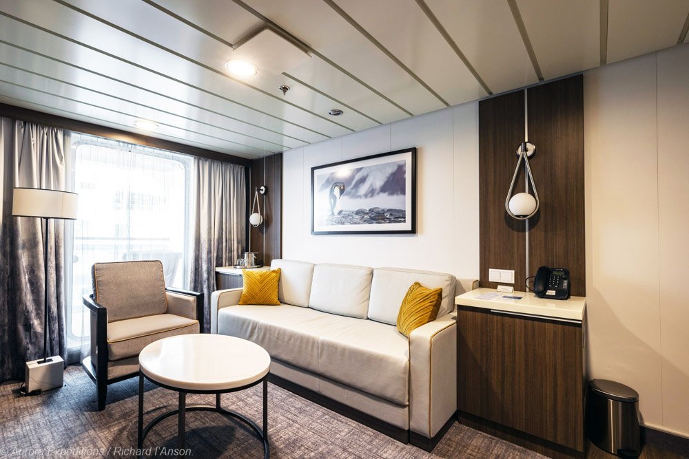 Junior-Suite-auf-der-Sylvia-Earle-Aurora-Expeditions-Richard-I-Anson