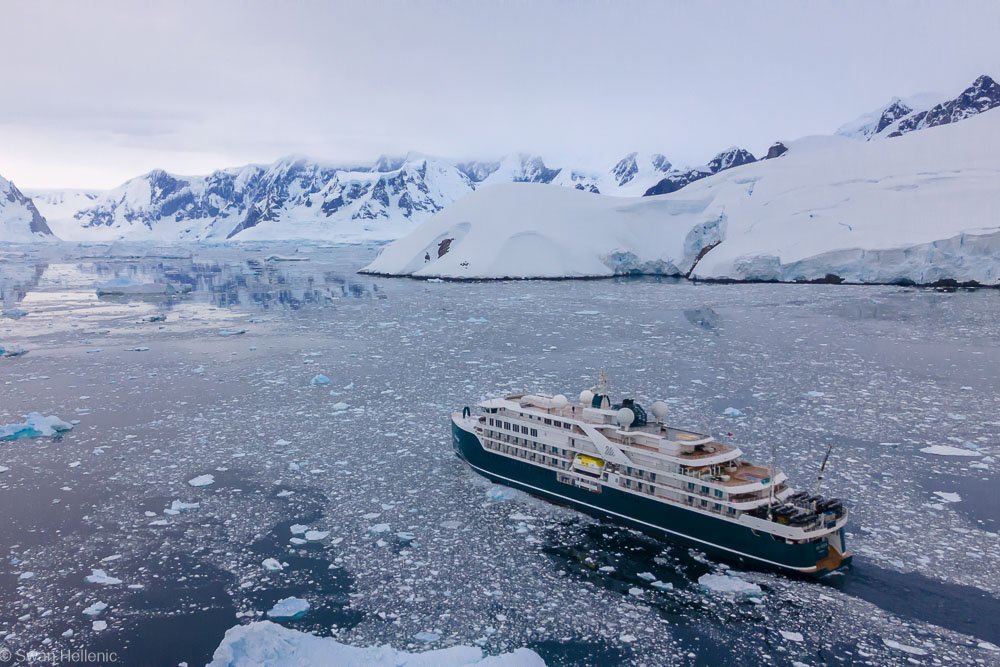 SH-Vega-in-der-Beascochea-Bay-vor-der-Antarktischen-Halbinsel-in-der-Antarktis-von-Swan-Hellenic