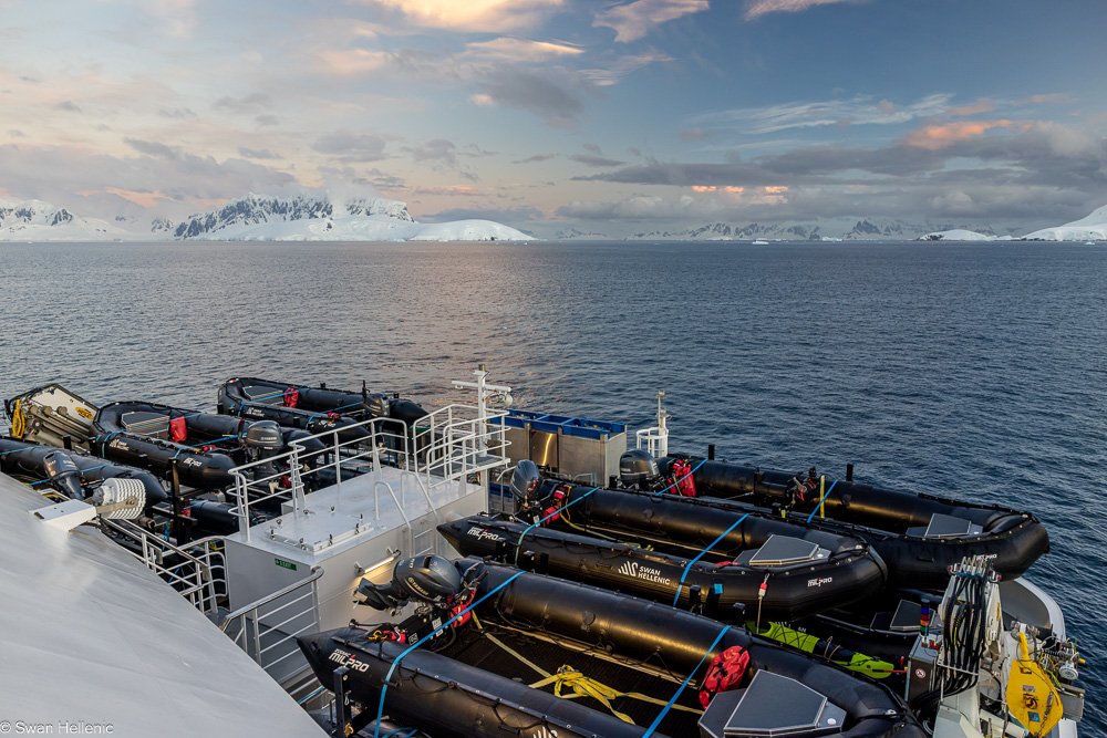 Zodiacs-am-Heck-in-der-Antarktis-der-SH-Minverva-von-Swan-Hellenic-1